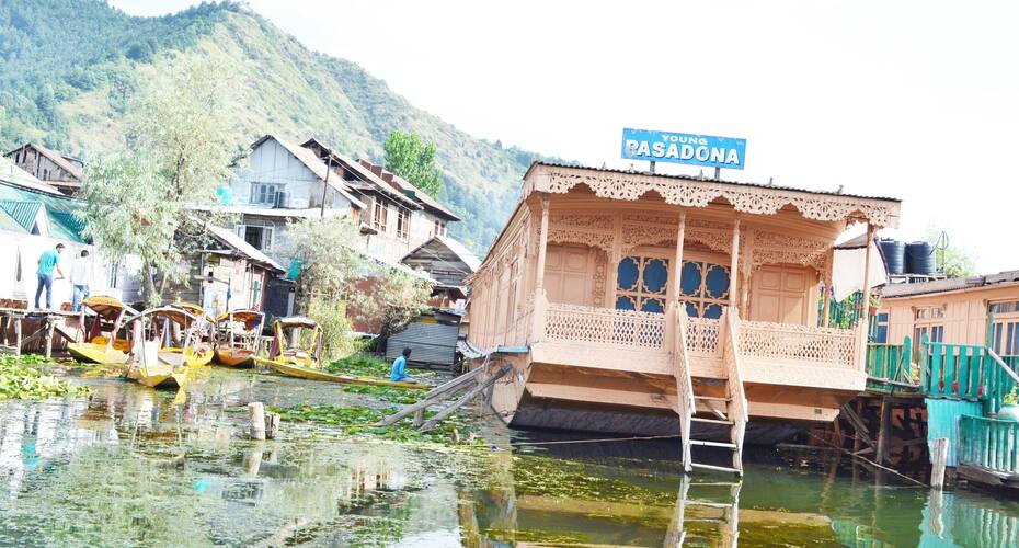 Young Pasadon Houseboat, Srinagar 1